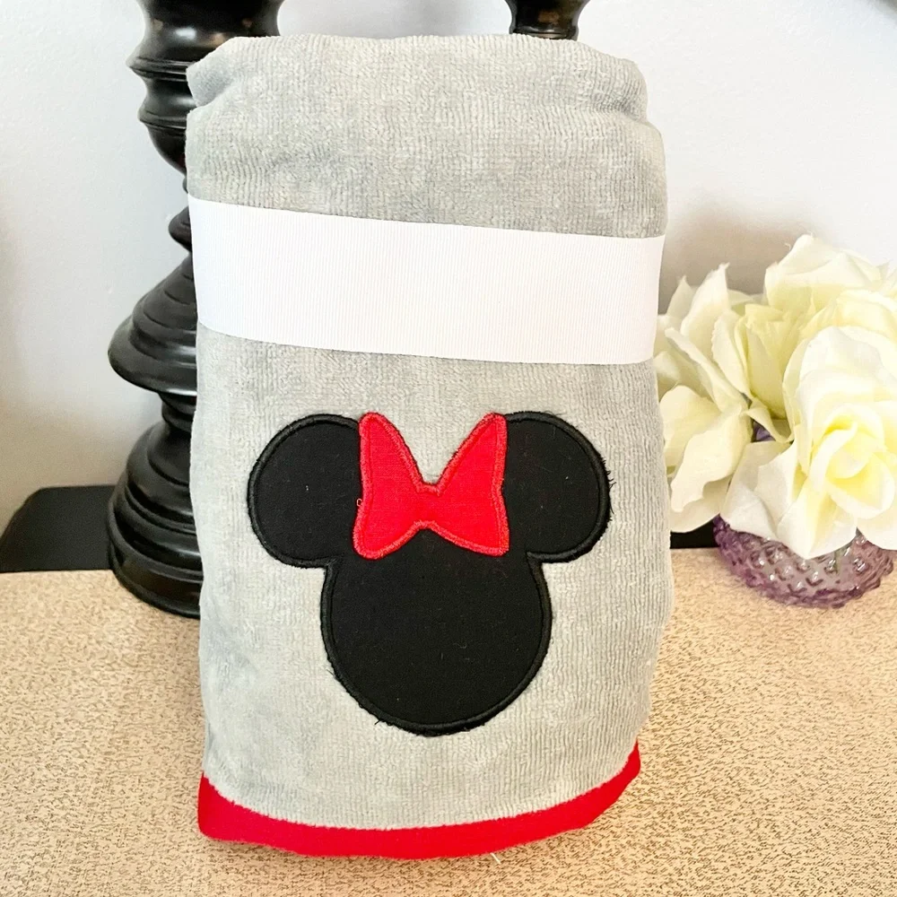 NWT Set of 2 MINNIE MOUSE Hand Towels
